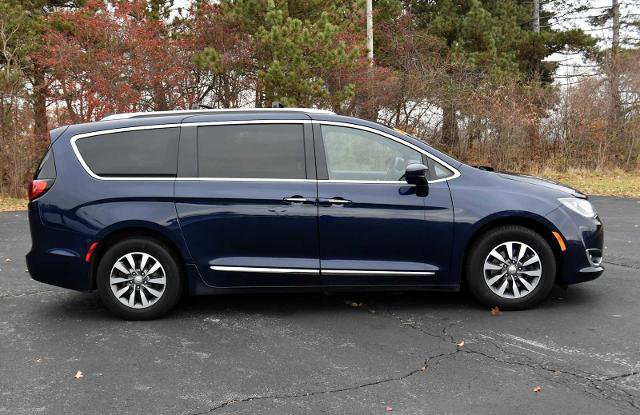 Used 2020 Chrysler Pacifica Touring-L image 2
