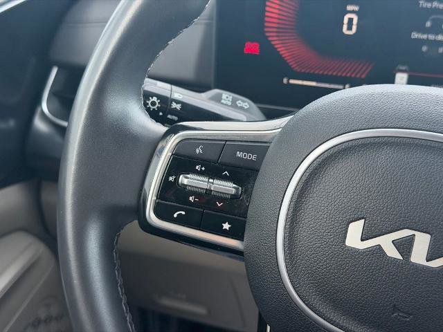 Used 2025 Kia Carnival image 16