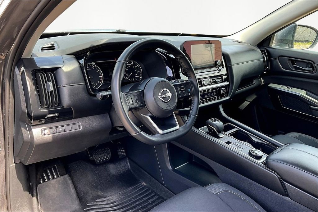 Used 2024 Nissan Pathfinder SV image 14