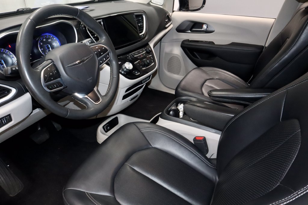 Used 2024 Chrysler Pacifica Touring-L FWD image 22