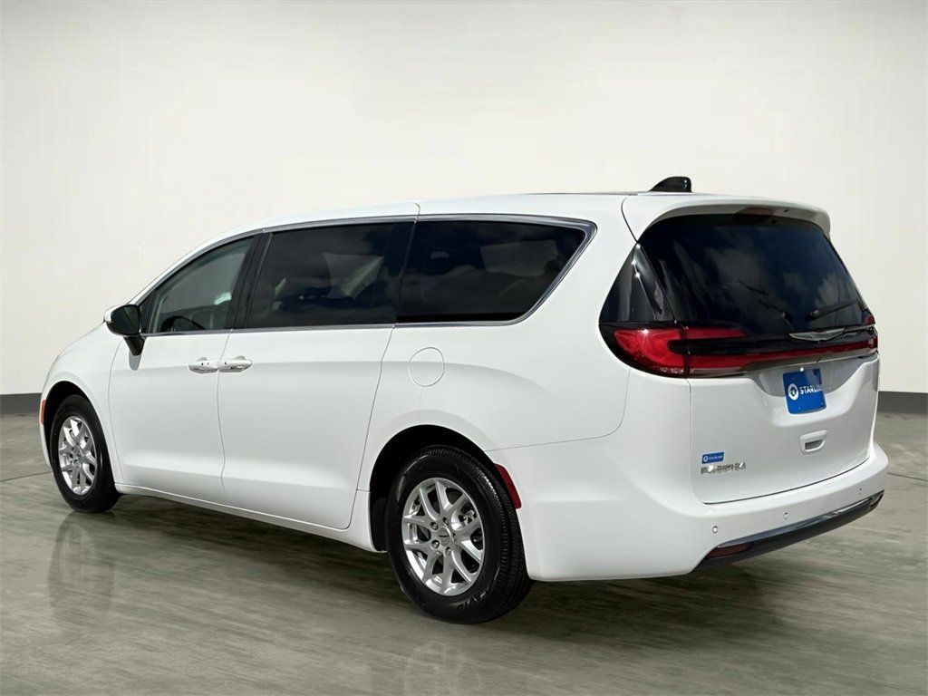 Used 2023 Chrysler Pacifica Touring-L image 4