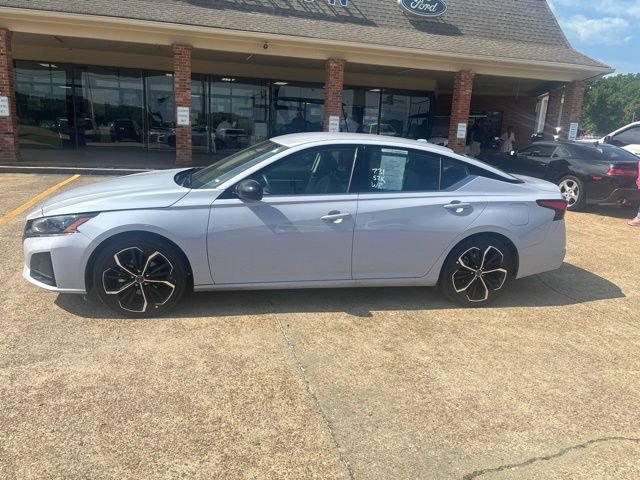 Used 2025 Nissan Altima 2.5 SR FWD image 2
