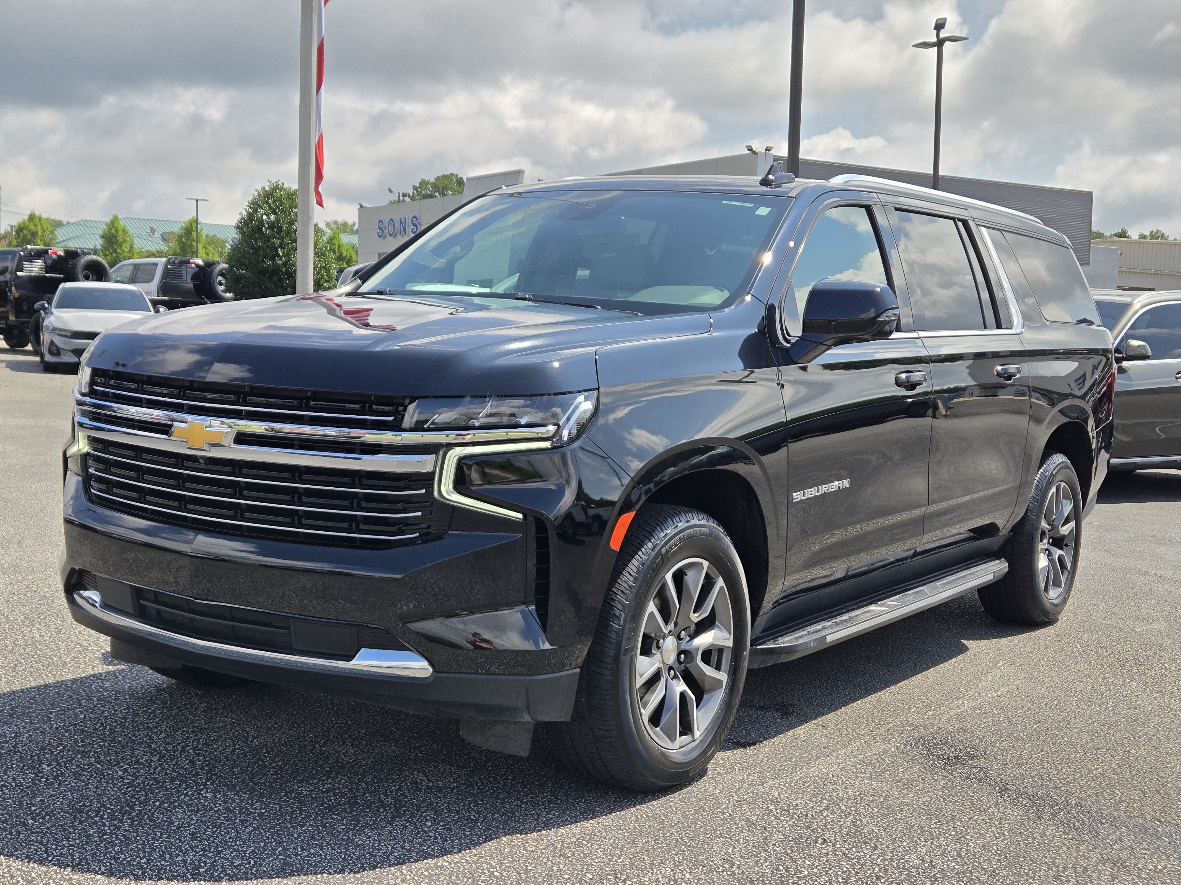Used 2024 Chevrolet Suburban LT w/ Luxury Package RWD image 2