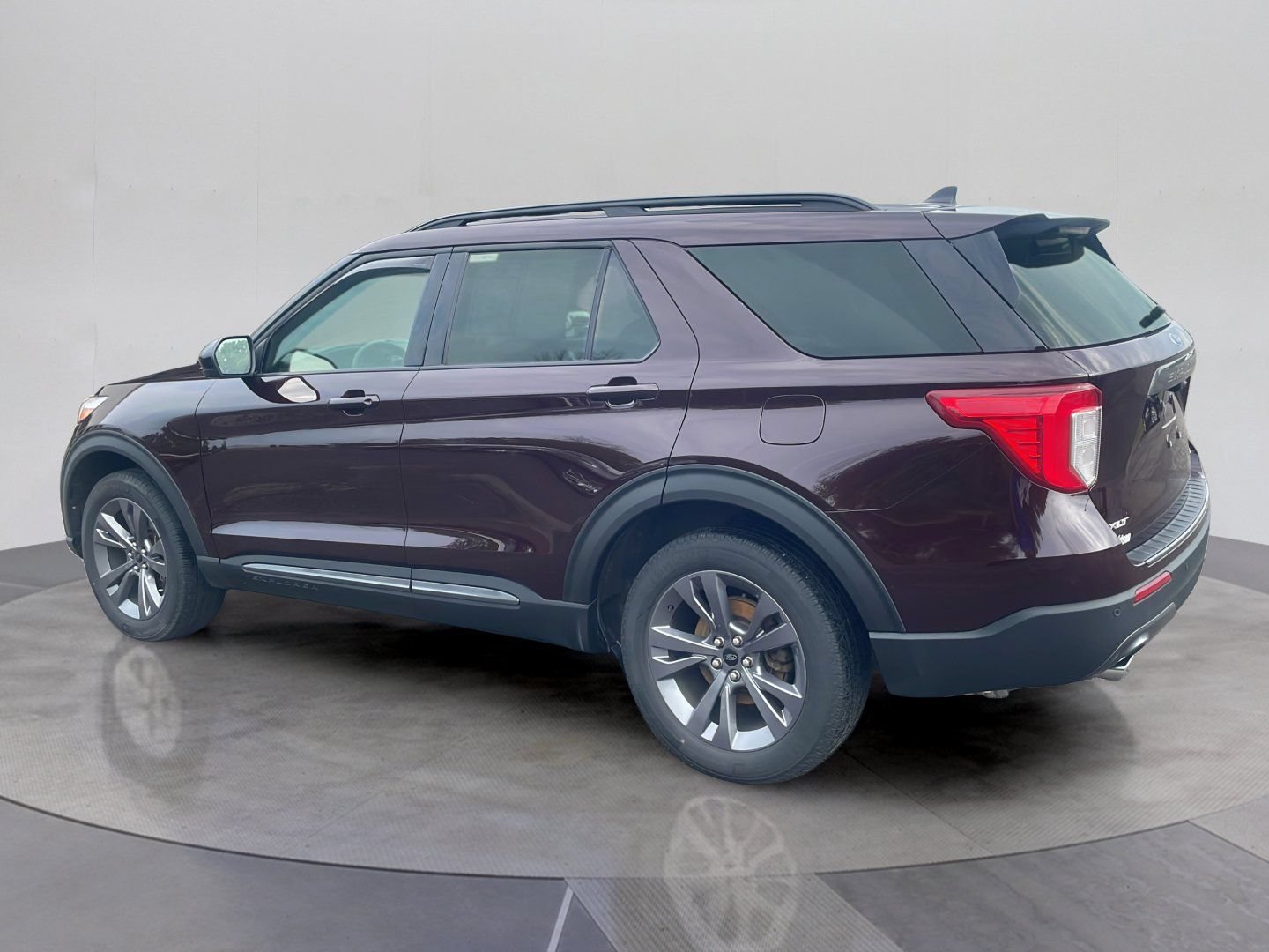 Certified 2023 Ford Explorer XLT w/ Equipment Group 202A AWD/4WD image 3