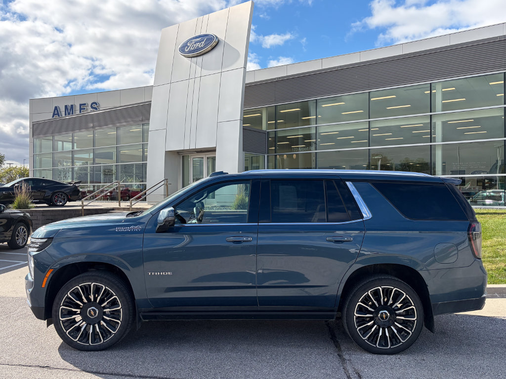 Used 2025 Chevrolet Tahoe High Country AWD/4WD image 3