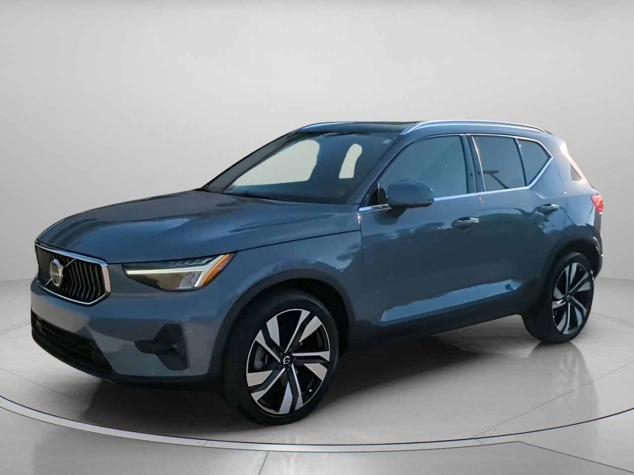 Used 2023 Volvo XC40 B5 Plus w/ Protection Package Premier image 5