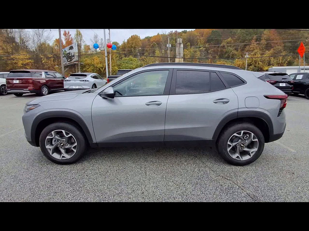 Used 2025 Chevrolet Trax LT FWD image 5