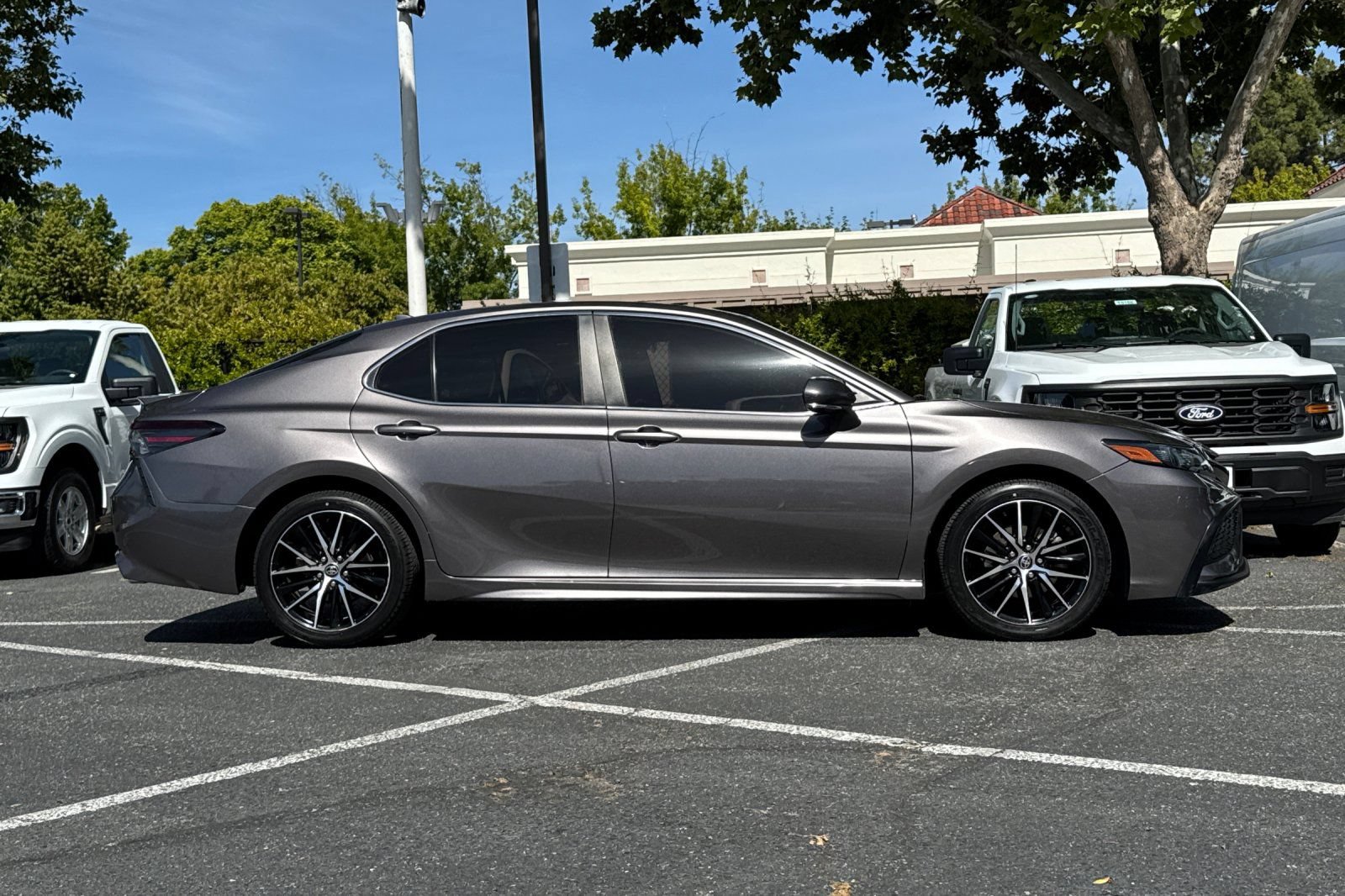 Used 2022 Toyota Camry SE FWD image 3