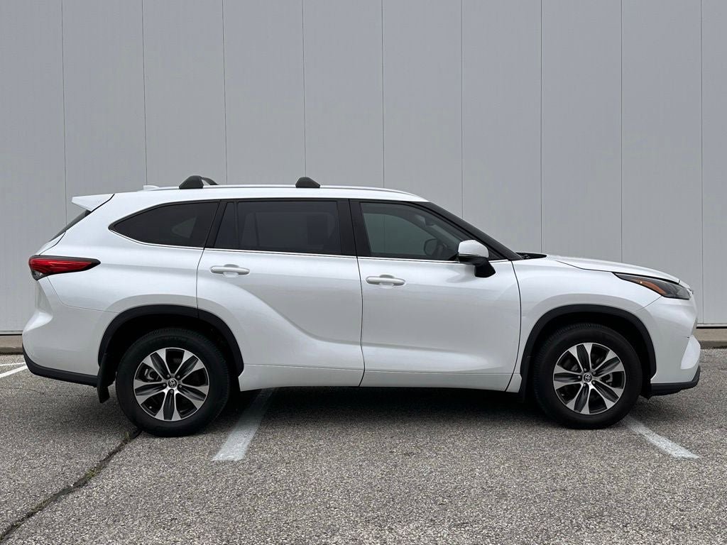 Used 2022 Toyota Highlander XLE AWD/4WD image 7