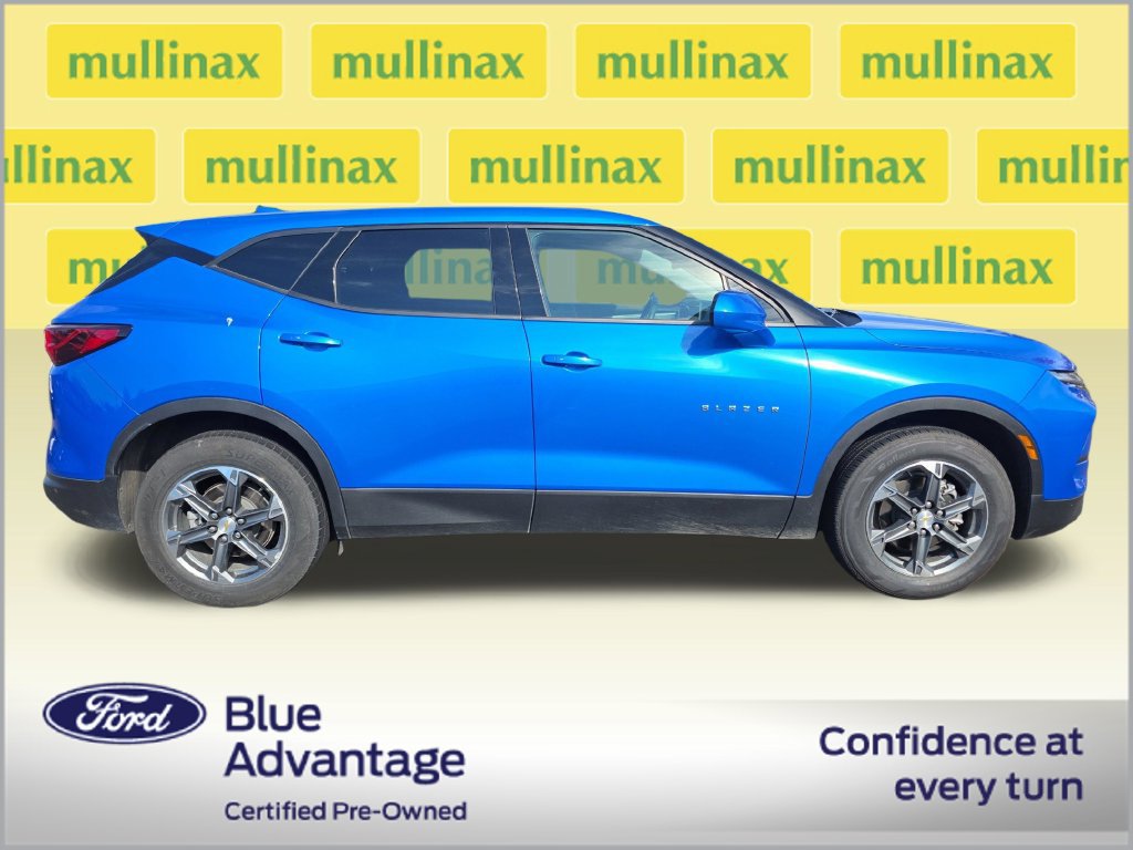 Used 2025 Chevrolet Blazer LT AWD/4WD image 2