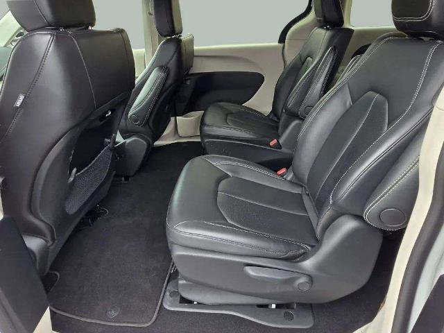 Used 2024 Chrysler Pacifica Limited image 23