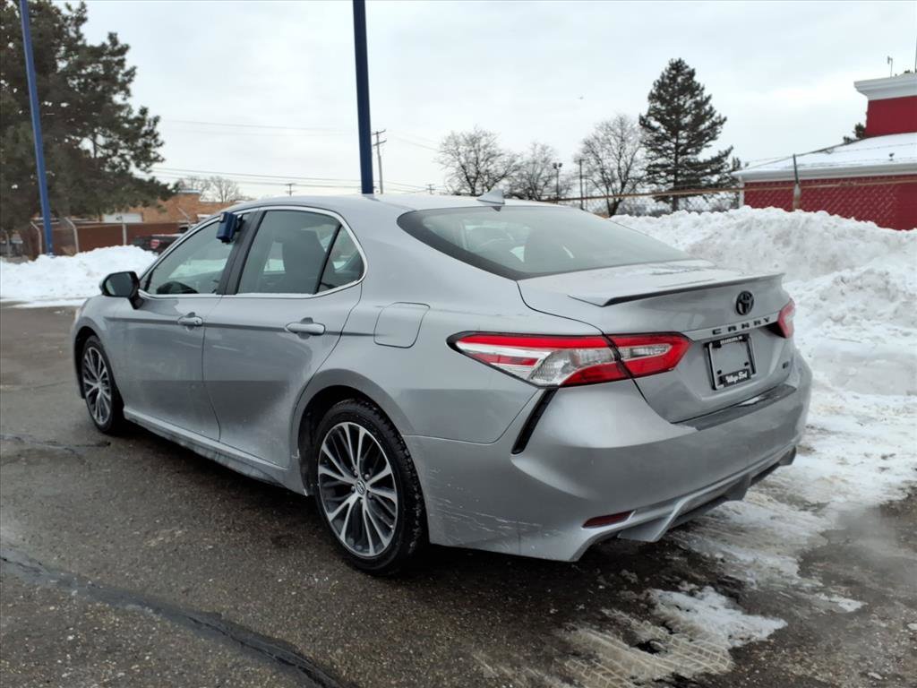 Used 2020 Toyota Camry SE image 4