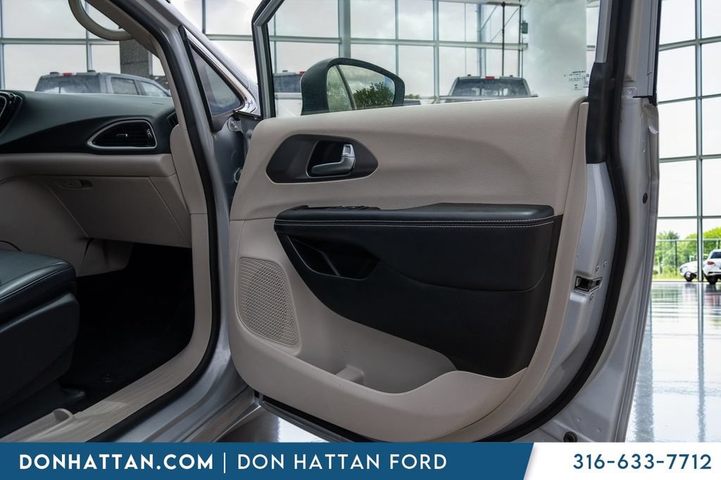 Used 2023 Chrysler Pacifica Touring-L FWD image 21