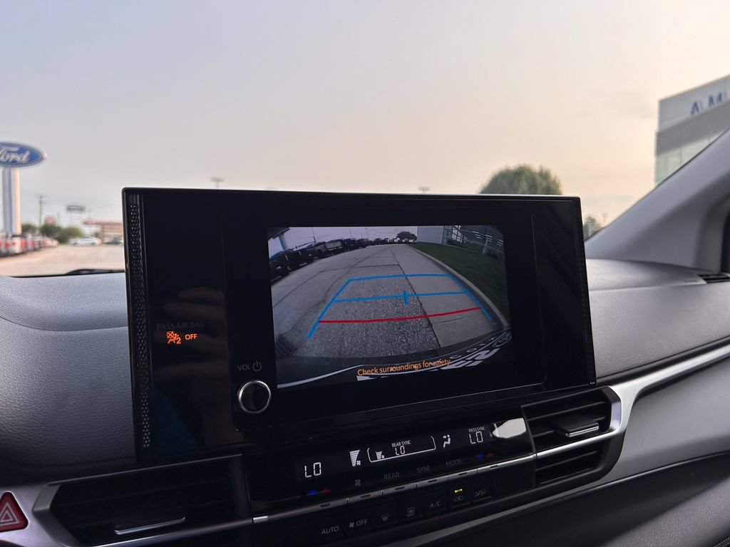 Used 2025 Toyota Sienna LE FWD image 25