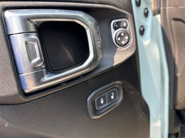 Used 2023 Jeep Wrangler Unlimited Rubicon w/ Cold Weather Group AWD/4WD image 14