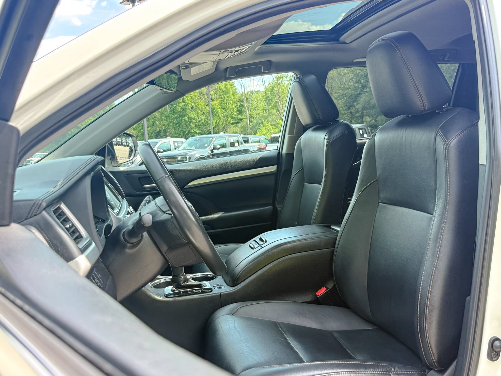 Used 2019 Toyota Highlander XLE AWD/4WD image 15