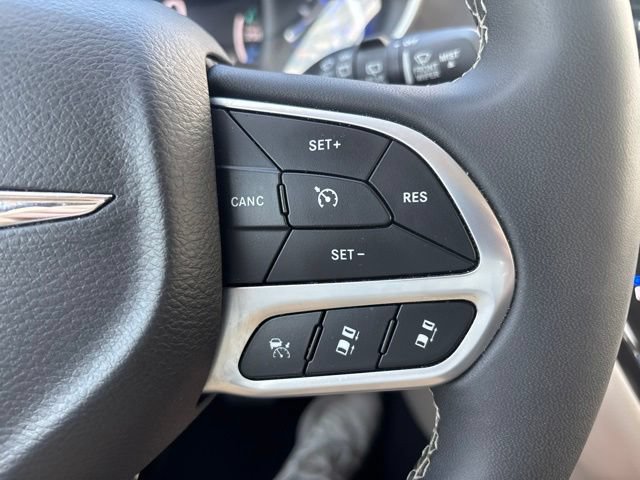 Used 2024 Chrysler Pacifica Limited FWD image 18