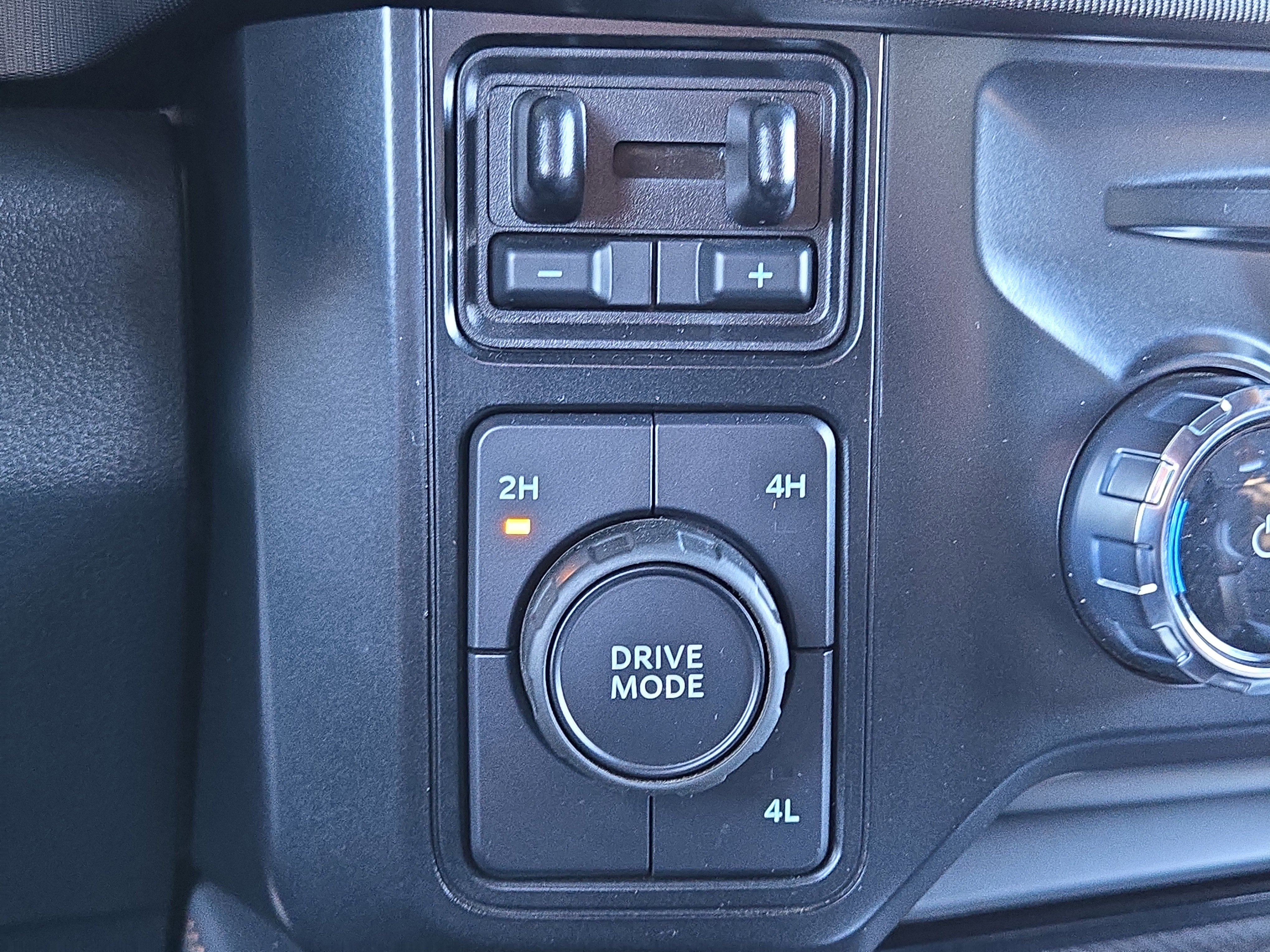 Certified 2023 Ford F450 Platinum w/ FX4 Off-Road Package image 34