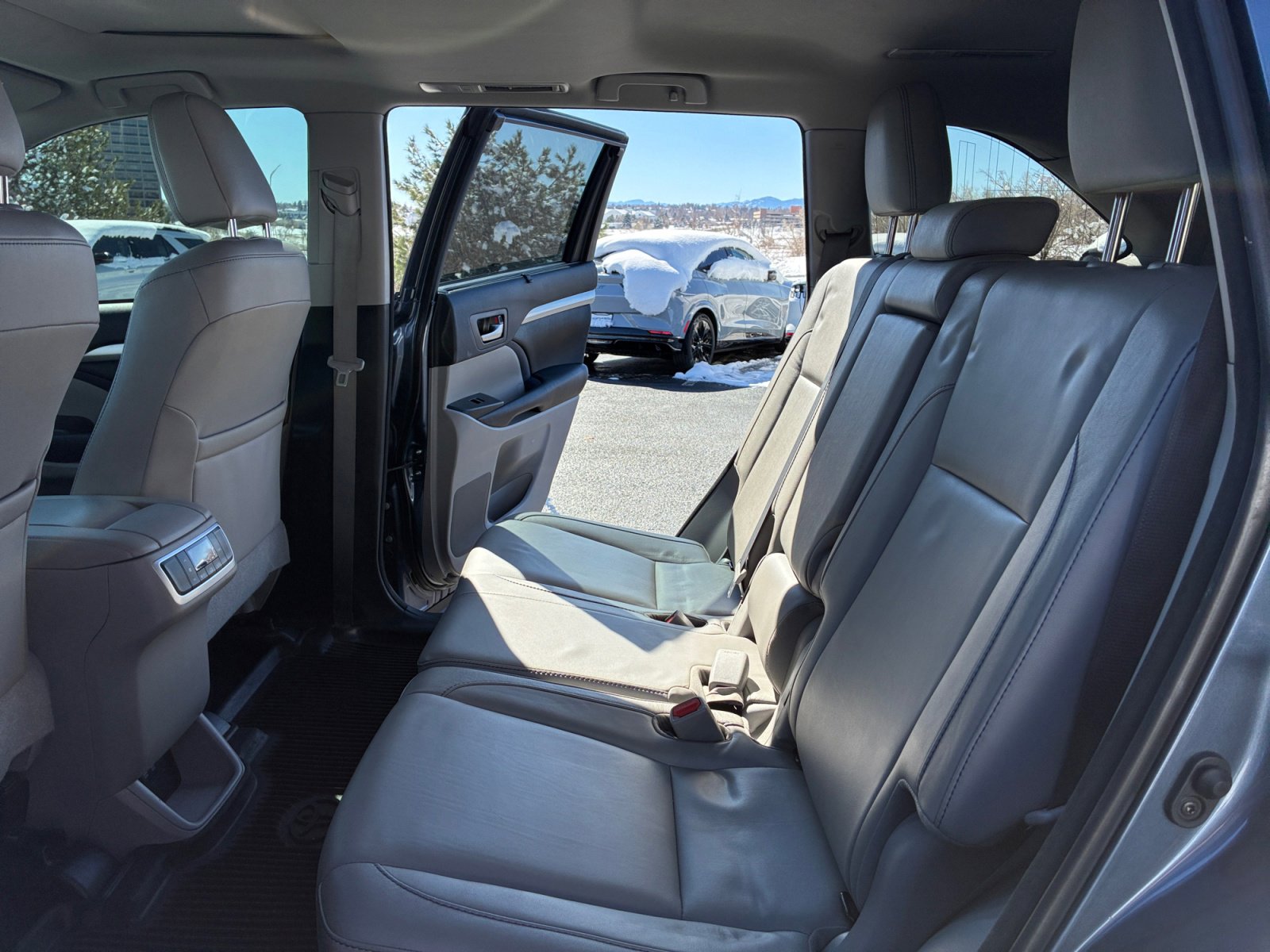 Used 2018 Toyota Highlander XLE image 17
