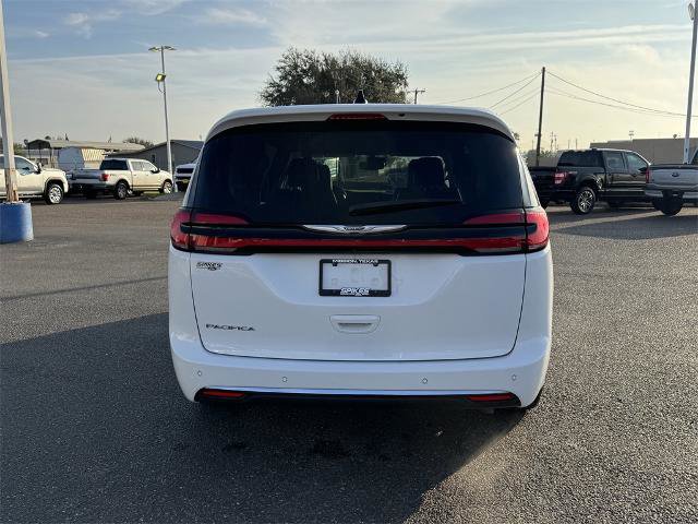 Used 2024 Chrysler Pacifica Touring-L image 4