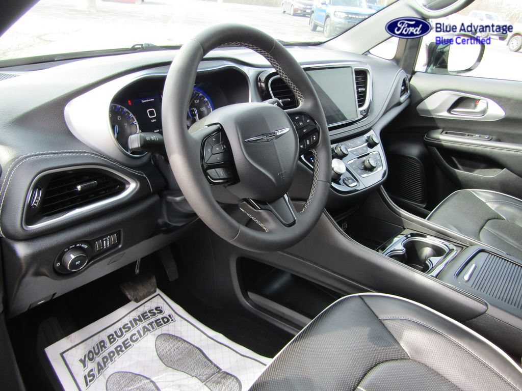 Used 2025 Chrysler Pacifica Limited FWD image 10