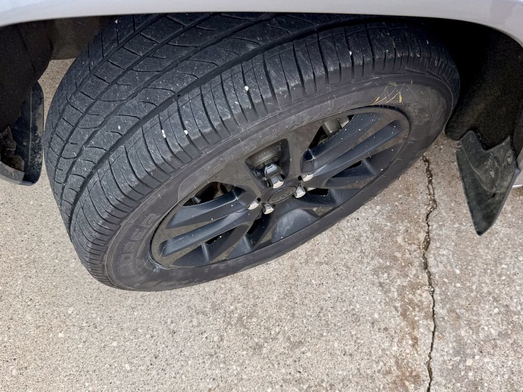 Used 2019 Jeep Grand Cherokee Laredo AWD/4WD image 36