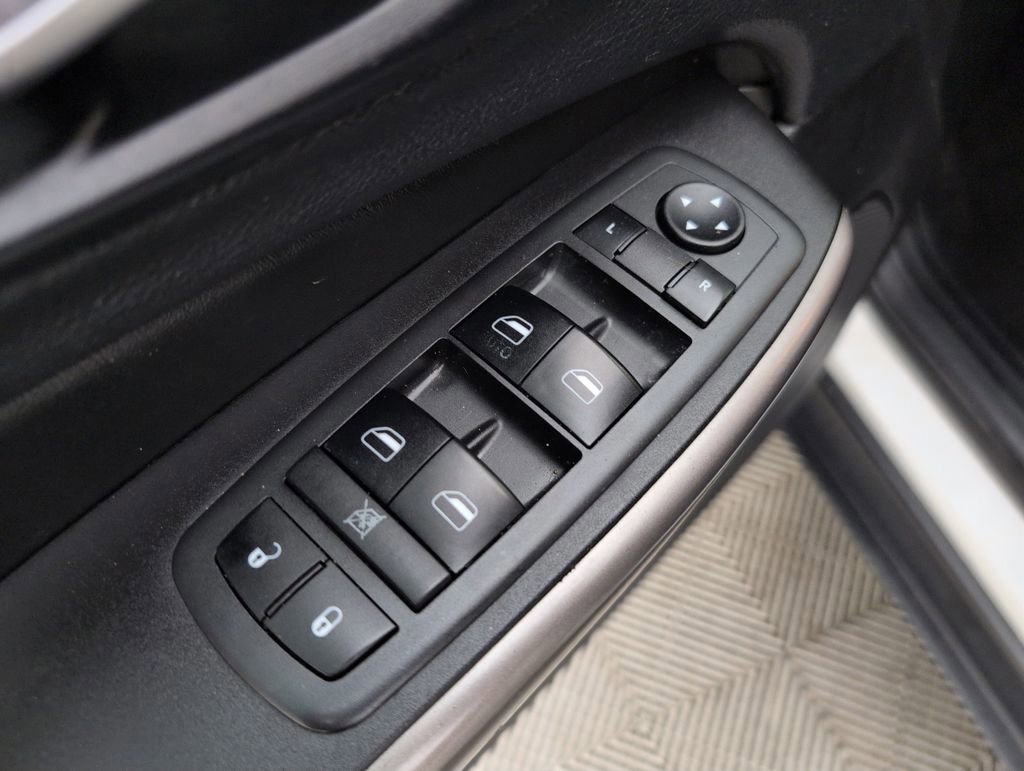 Used 2019 Jeep Cherokee Latitude w/ Popular Appearance Group FWD image 32