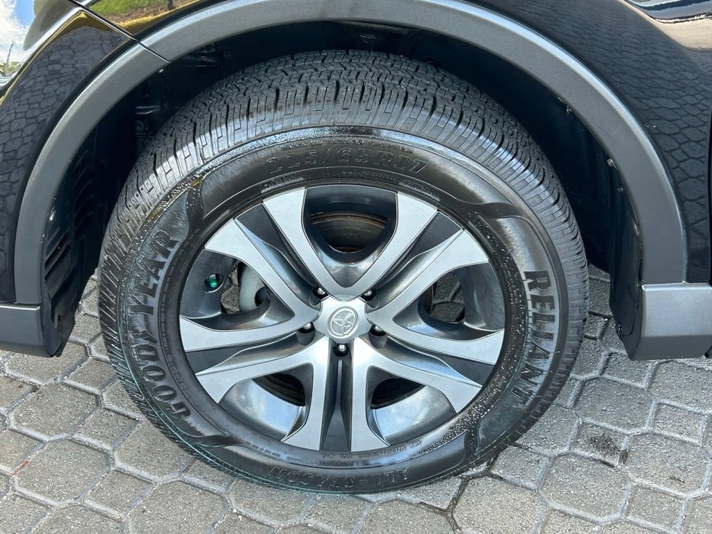 Used 2018 Toyota RAV4 LE FWD image 16