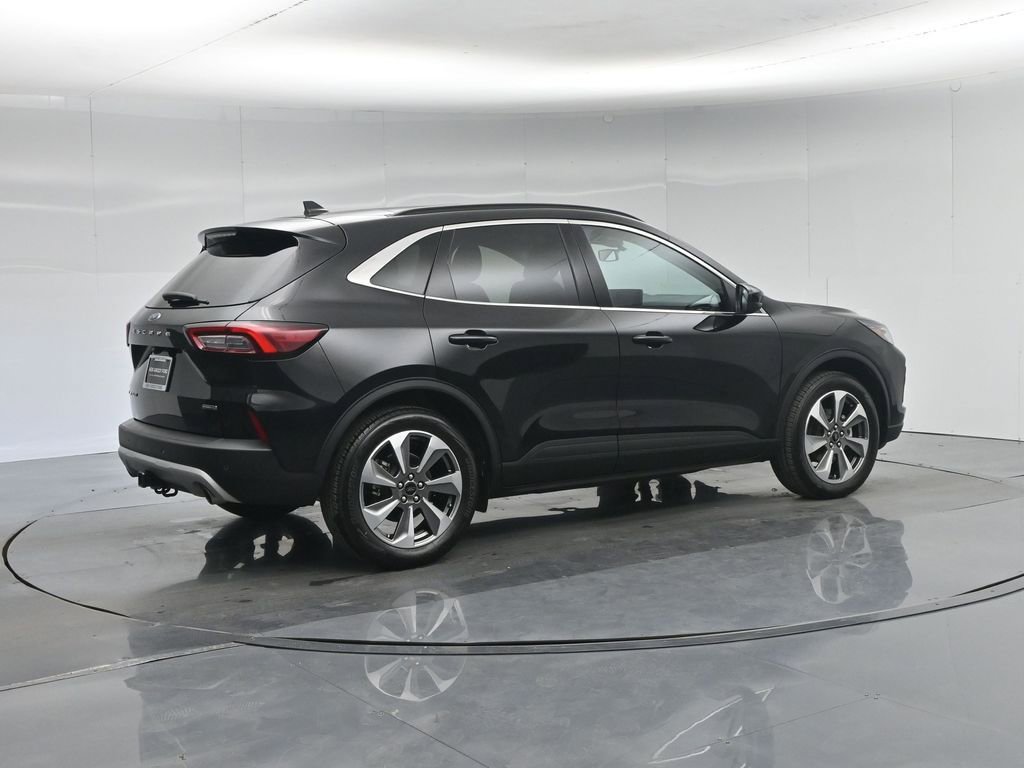 Certified 2025 Ford Escape Platinum w/ Premium Technology Package image 30