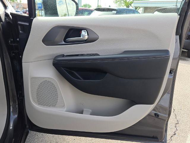 Used 2023 Chrysler Pacifica Touring-L FWD image 8