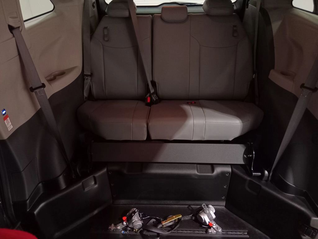 Used 2024 Toyota Sienna XLE w/ XLE Plus Package image 14