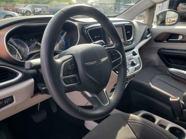 Used 2023 Chrysler Voyager LX image 10