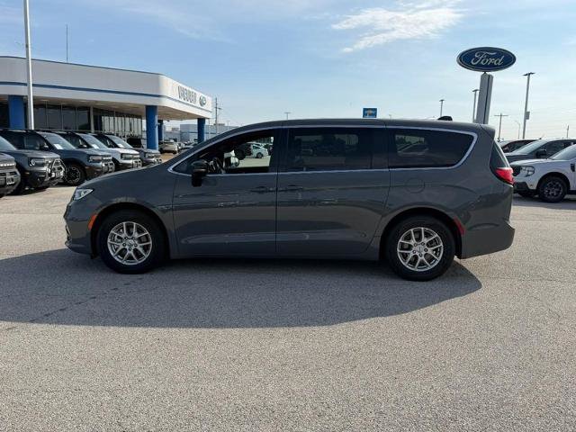 Used 2025 Chrysler Pacifica Select FWD image 2