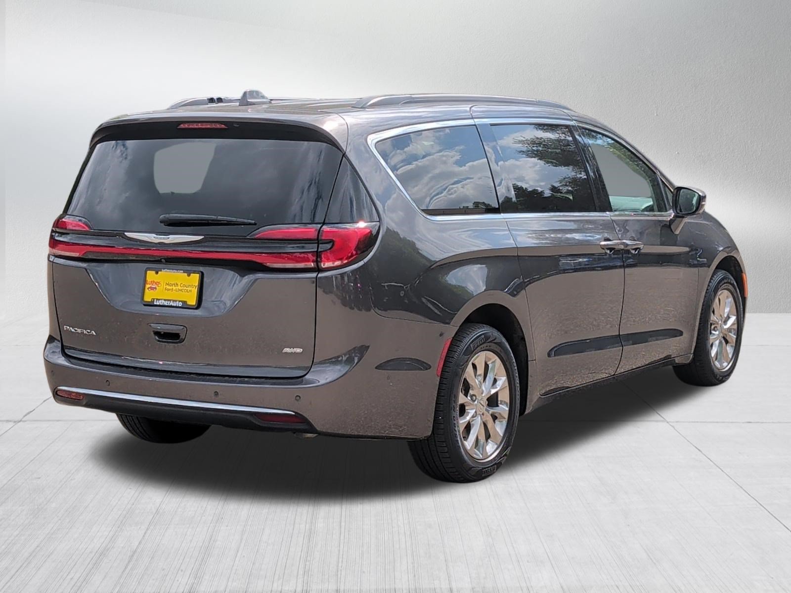Used 2022 Chrysler Pacifica Touring-L w/ Uconnect Theater Family Group AWD/4WD image 7