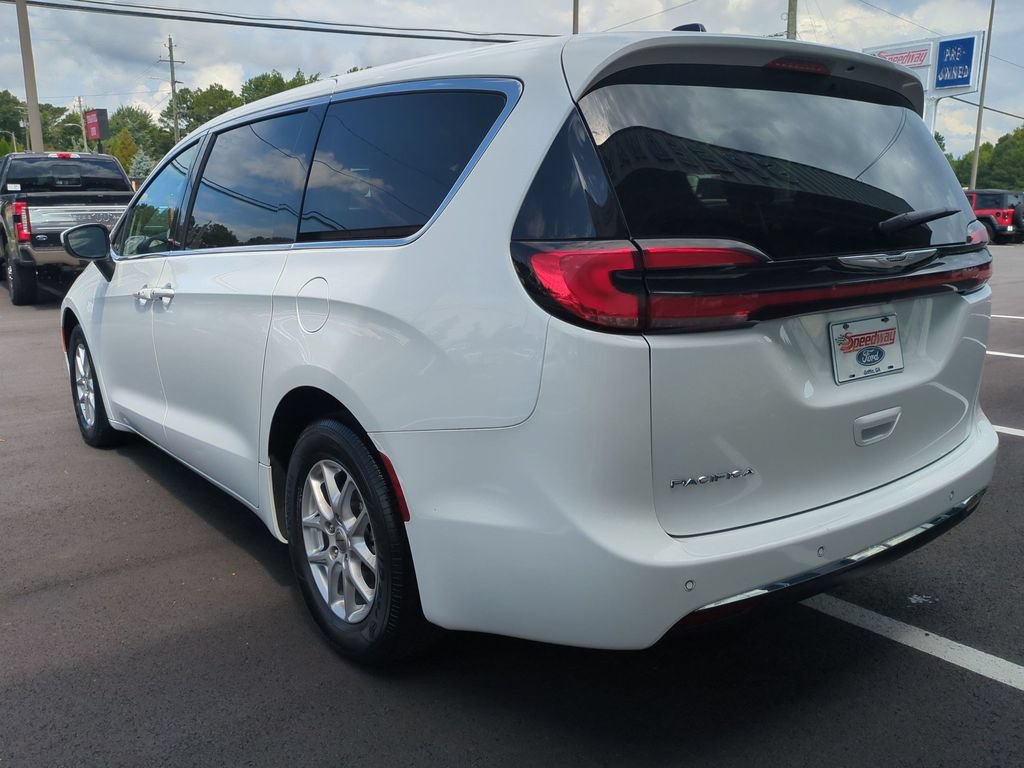 Used 2023 Chrysler Pacifica Touring-L FWD image 10