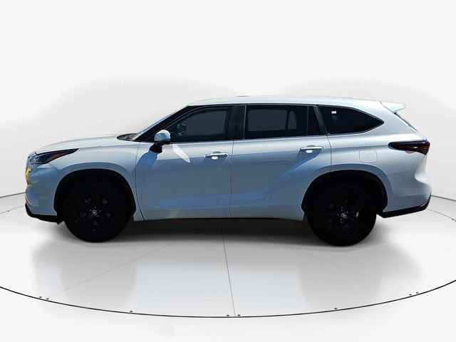 Used 2024 Toyota Highlander LE FWD image 8