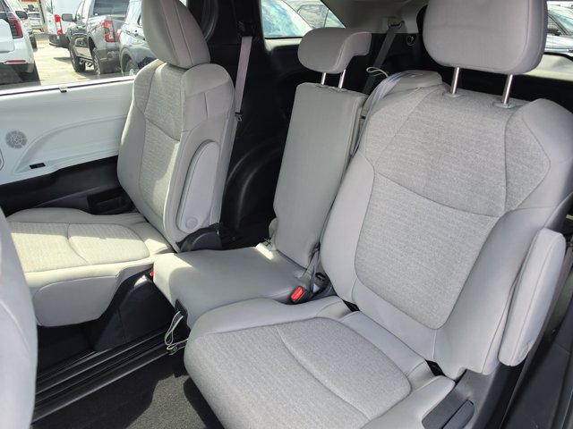 Used 2025 Toyota Sienna LE FWD image 13
