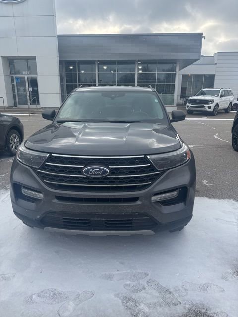 Certified 2022 Ford Explorer XLT w/ Equipment Group 202A image 3