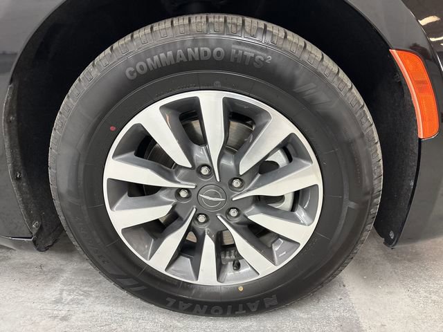 Used 2023 Chrysler Pacifica Touring-L image 2