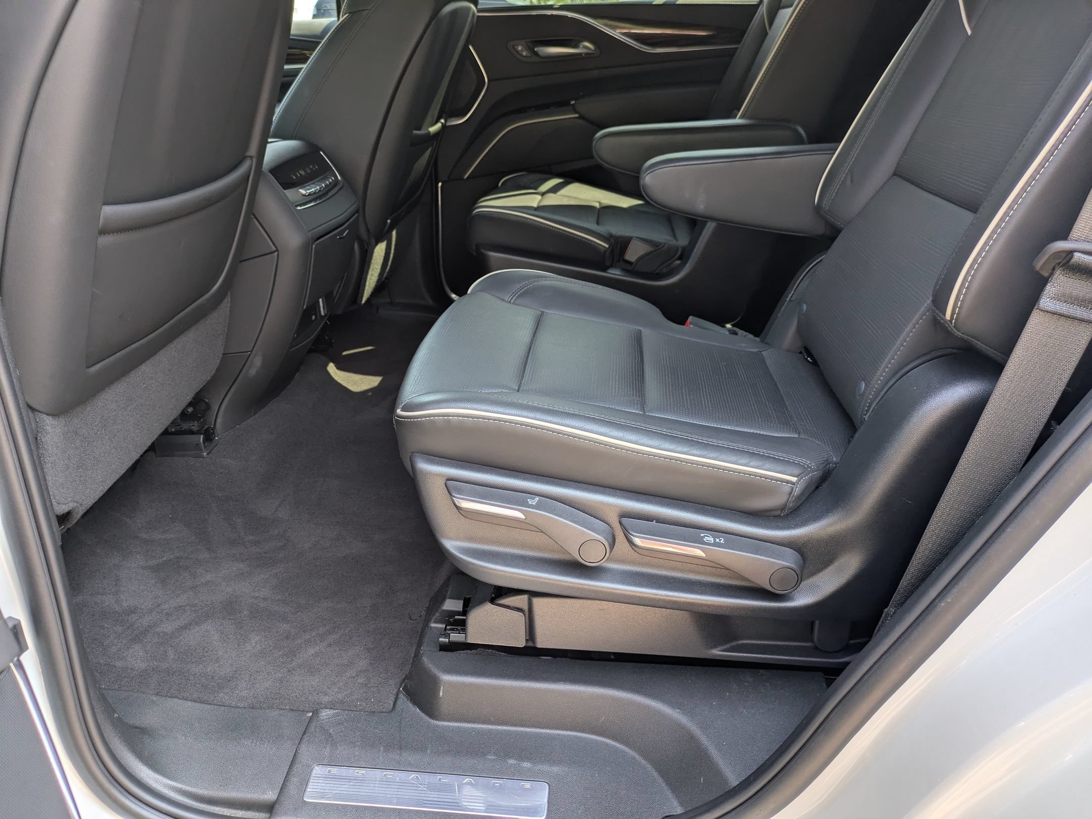 Used 2023 Cadillac Escalade Premium Luxury AWD/4WD image 31