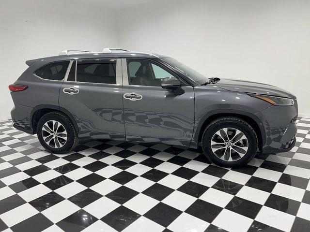 Used 2022 Toyota Highlander XLE FWD image 2