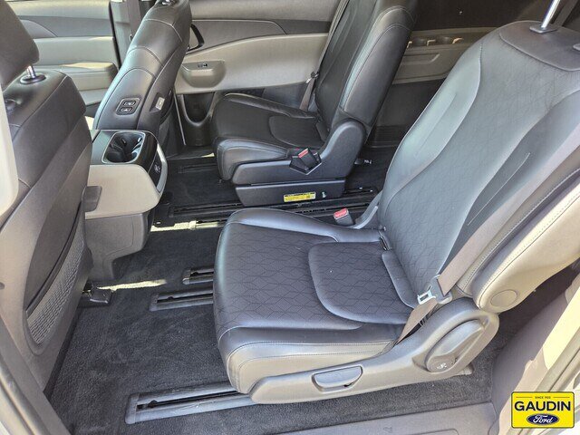 Used 2025 Kia Carnival EX FWD image 13