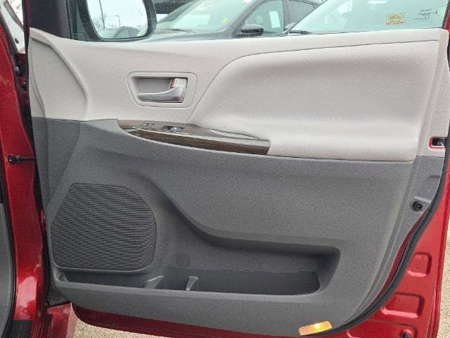 Used 2020 Toyota Sienna XLE image 9