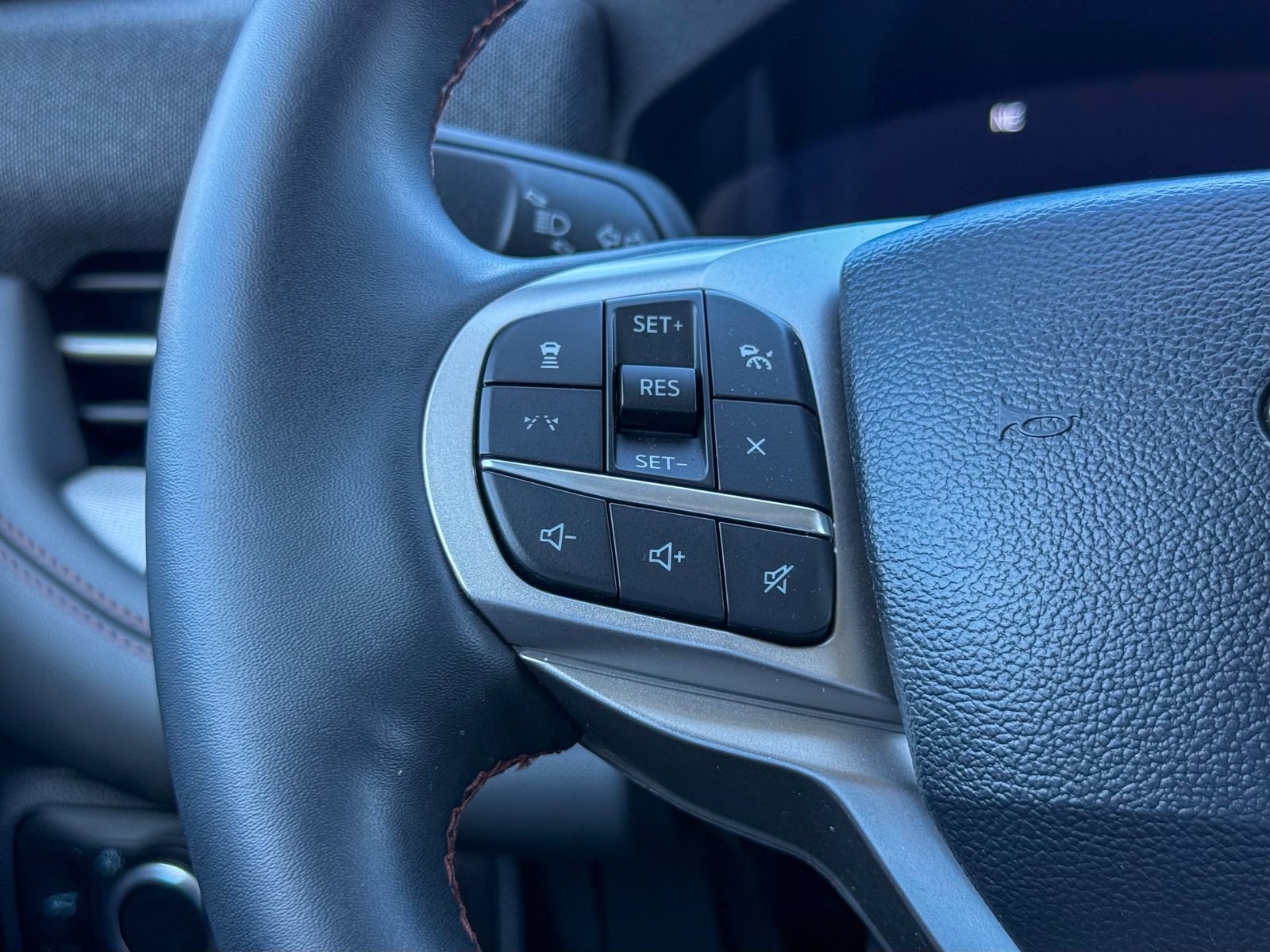 Certified 2025 Ford Explorer Active AWD/4WD image 37