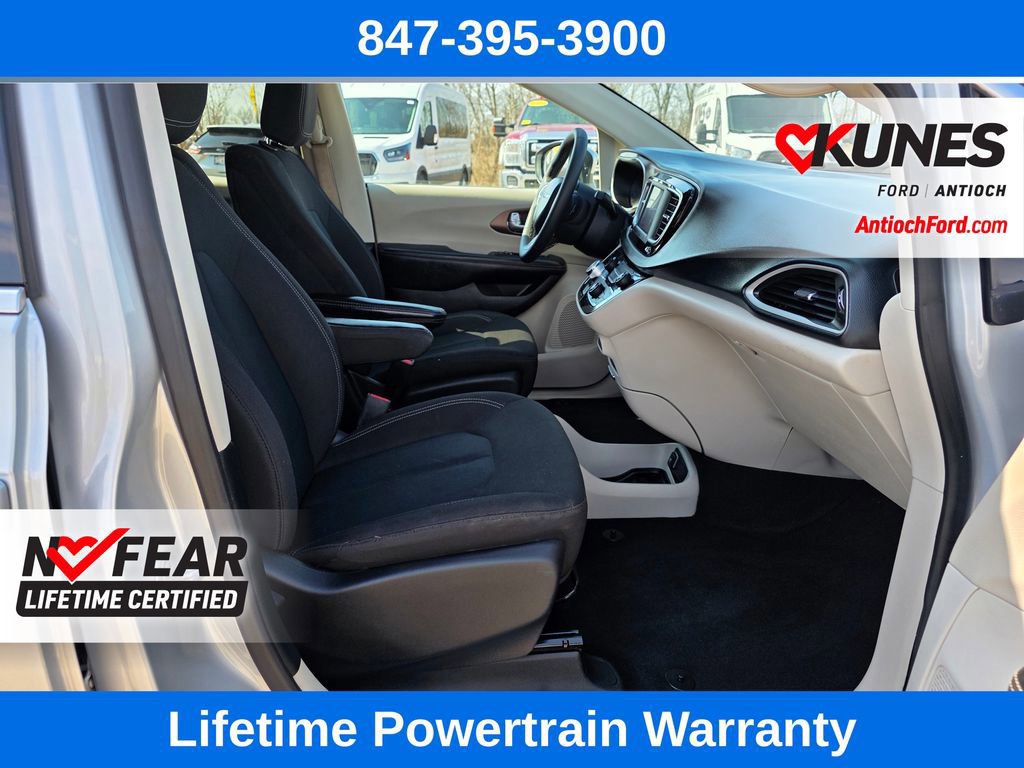 Used 2023 Chrysler Voyager LX image 33