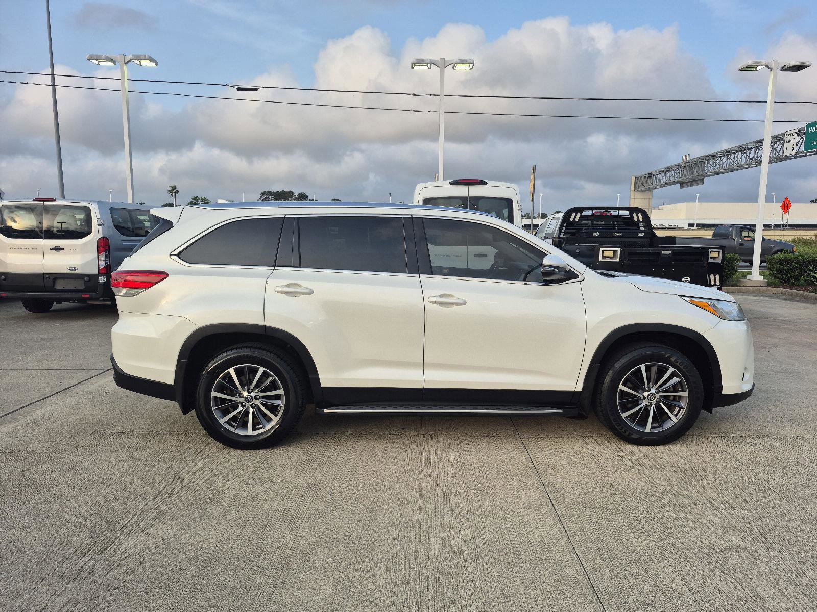 Used 2019 Toyota Highlander XLE FWD image 5