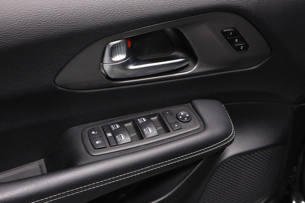 Used 2025 Chrysler Pacifica Select image 24