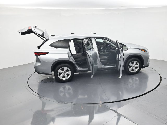 Used 2025 Toyota Highlander LE FWD image 44