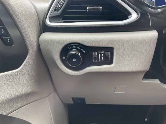 Used 2024 Chrysler Pacifica Touring-L FWD image 16