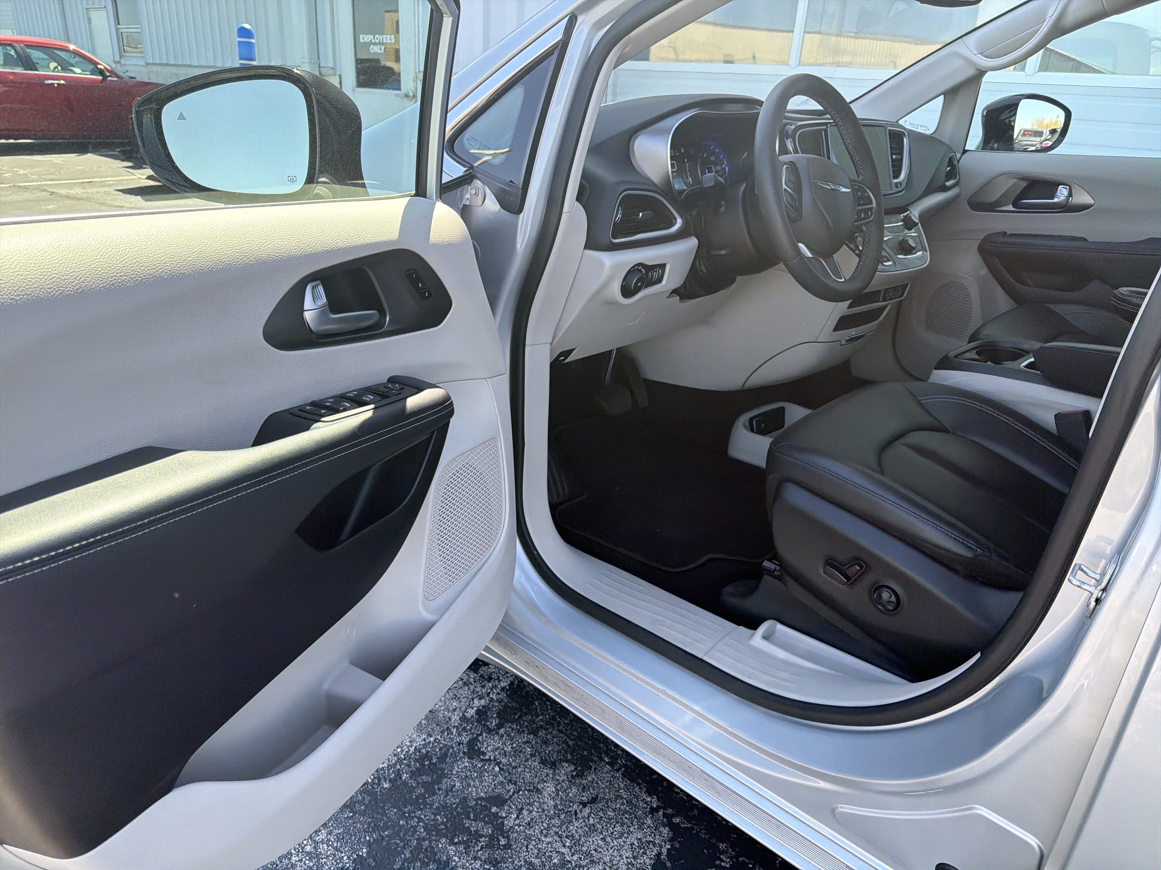 Used 2024 Chrysler Pacifica Touring-L FWD image 24